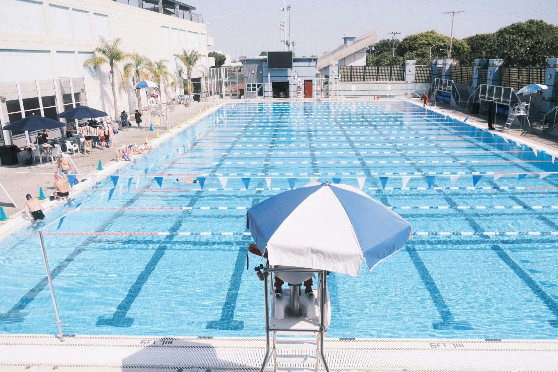 Freibad mit Schwimmbahnen und Hochsitz der Badeaufsicht