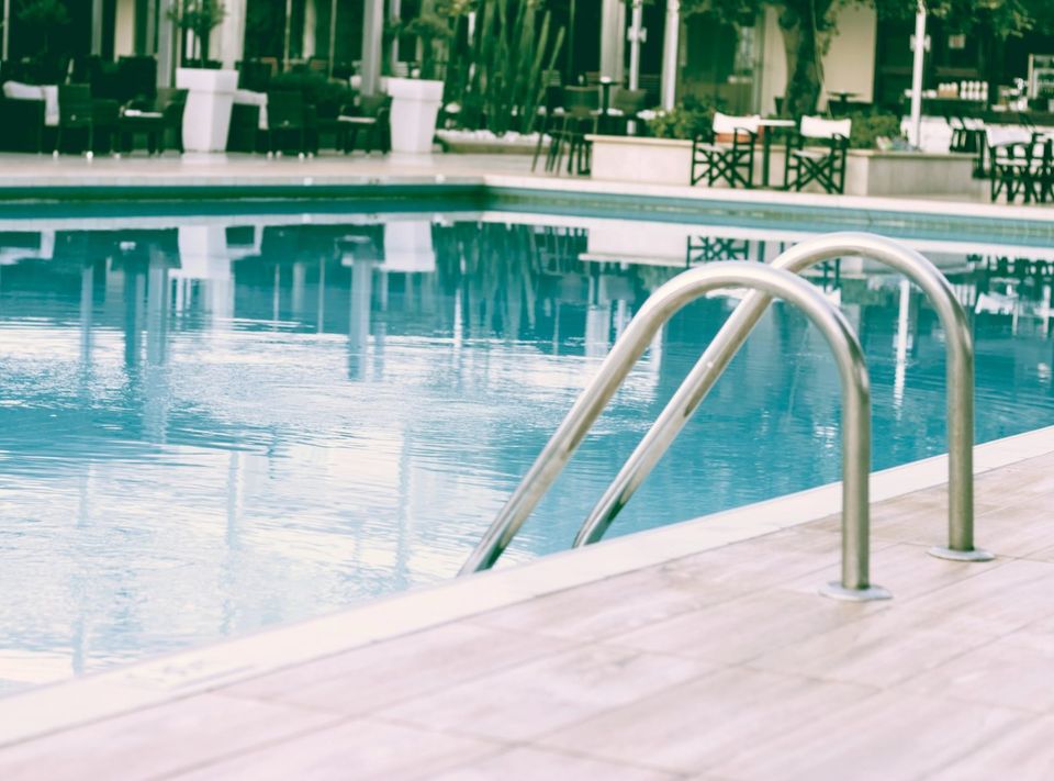 Edelstahl-Beckenleiter an einem Pool