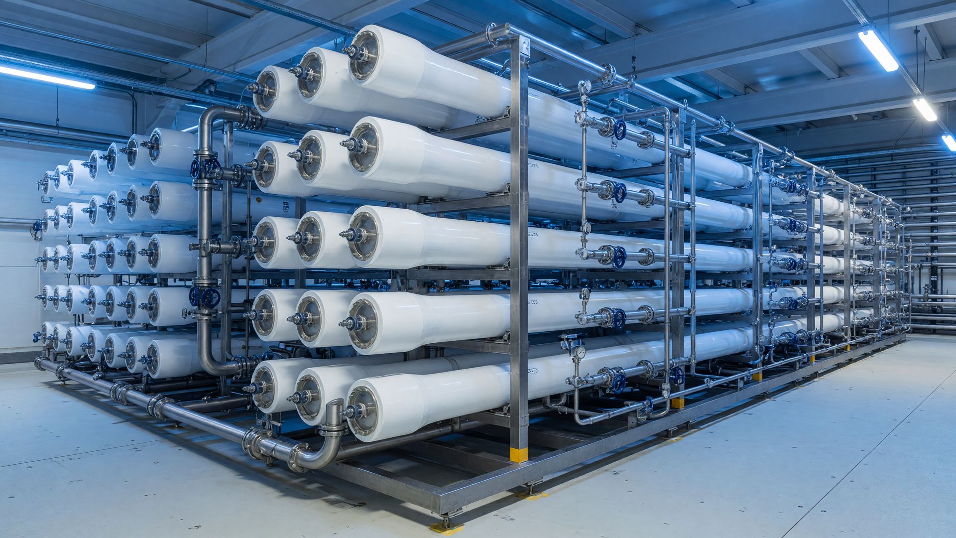 Umkehrosmoseanlage mit Druckrohren in einer Industriehalle