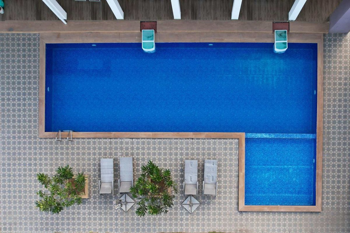 Luftaufnahme eines Pools mit Liegestühlen