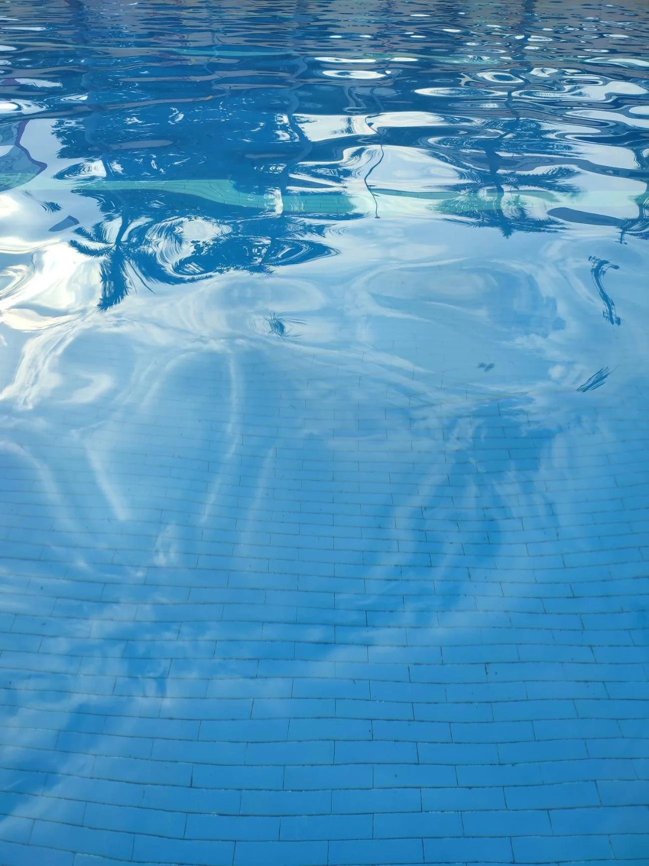 Reflexionen im blauen Poolwasser